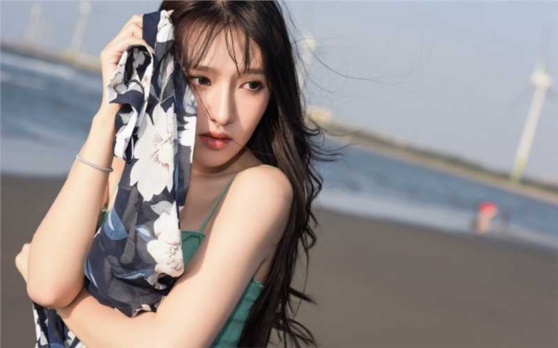 最新性感海边吊带热裤女孩酥胸诱惑套图图集