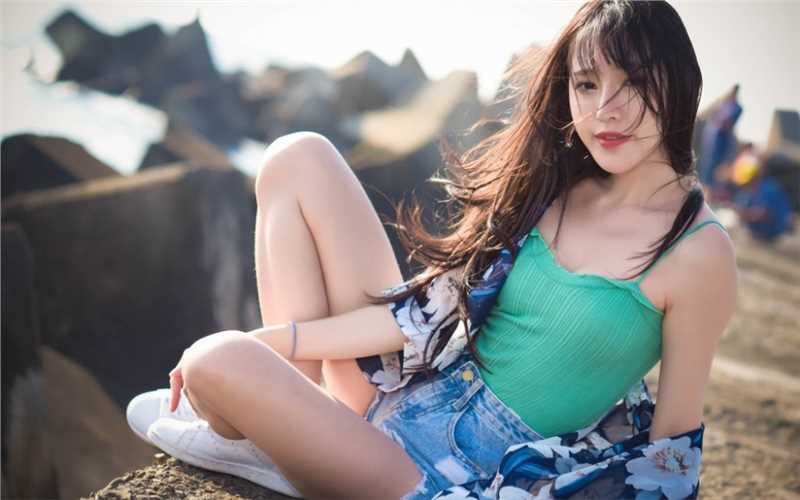 最新性感海边吊带热裤女孩酥胸诱惑套图图集