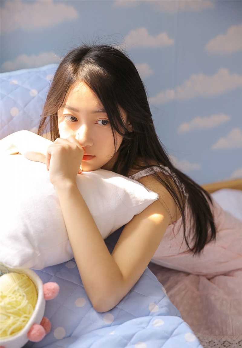 精选牛奶肌清纯校花美女丰满吊带白白私房站图册