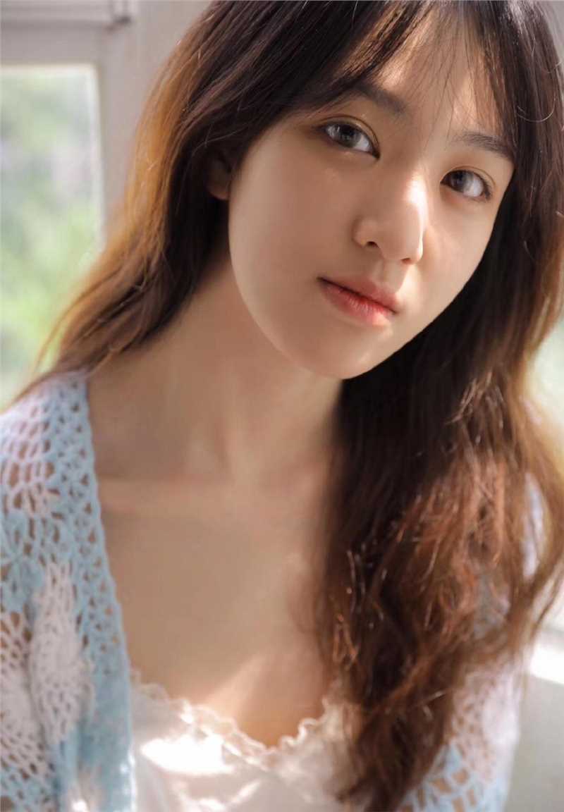 最新乖巧吊带蕾丝美女室内大胆私房壁纸