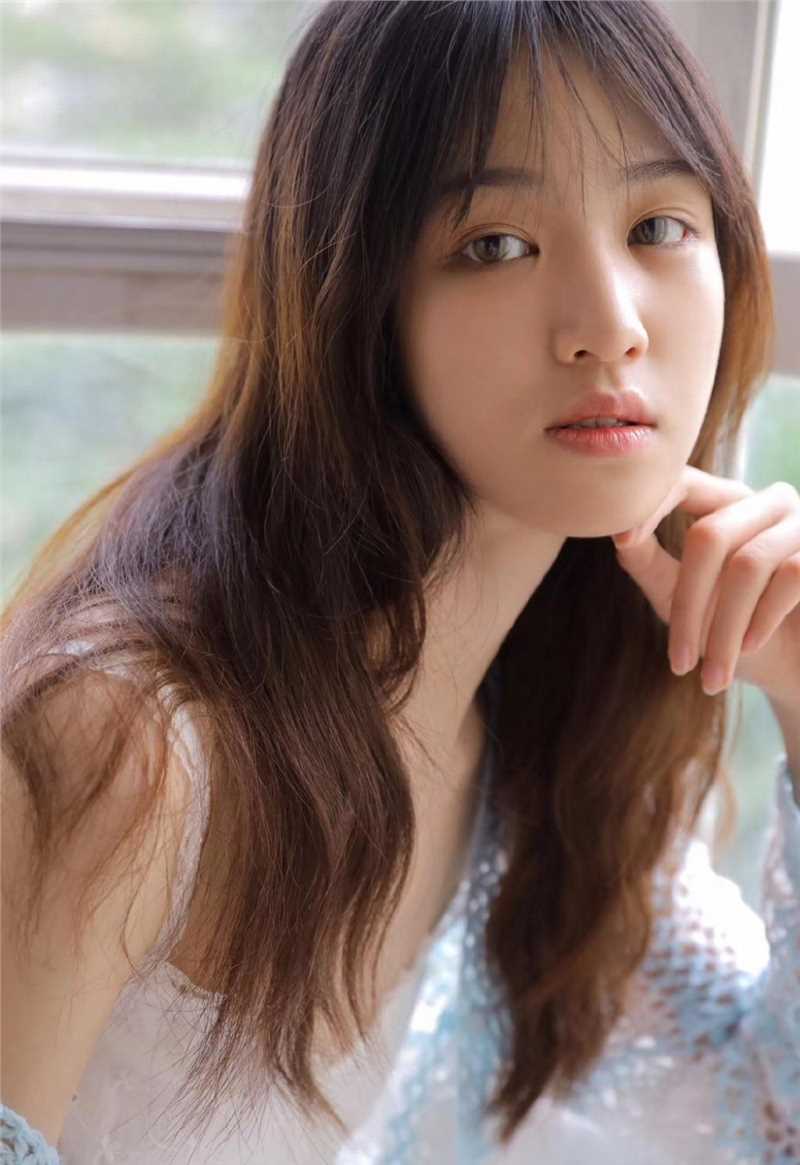 最新乖巧吊带蕾丝美女室内大胆私房壁纸