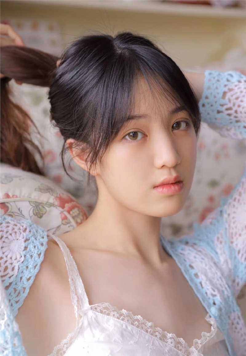 最新乖巧吊带蕾丝美女室内大胆私房壁纸