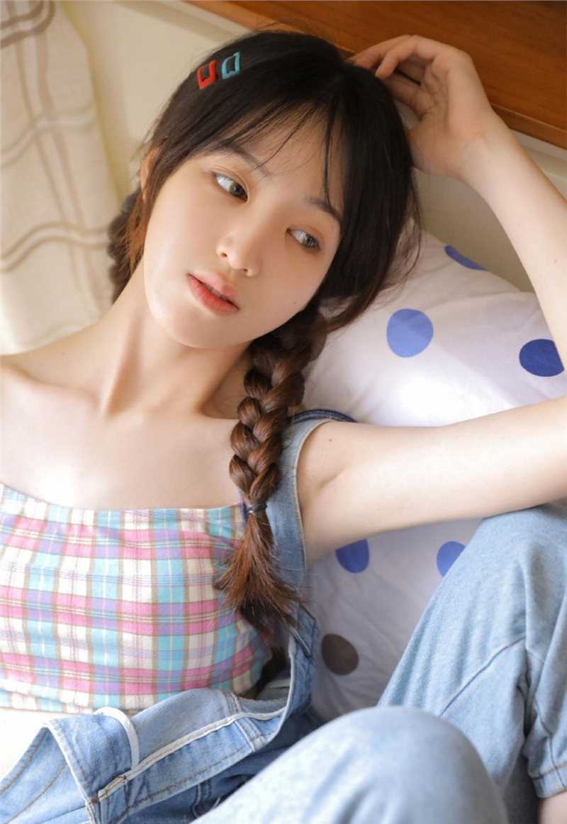 最新乖巧吊带蕾丝美女室内大胆私房壁纸