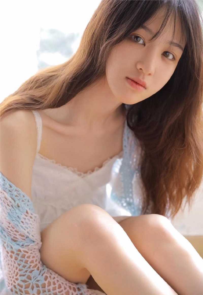 最新乖巧吊带蕾丝美女室内大胆私房壁纸