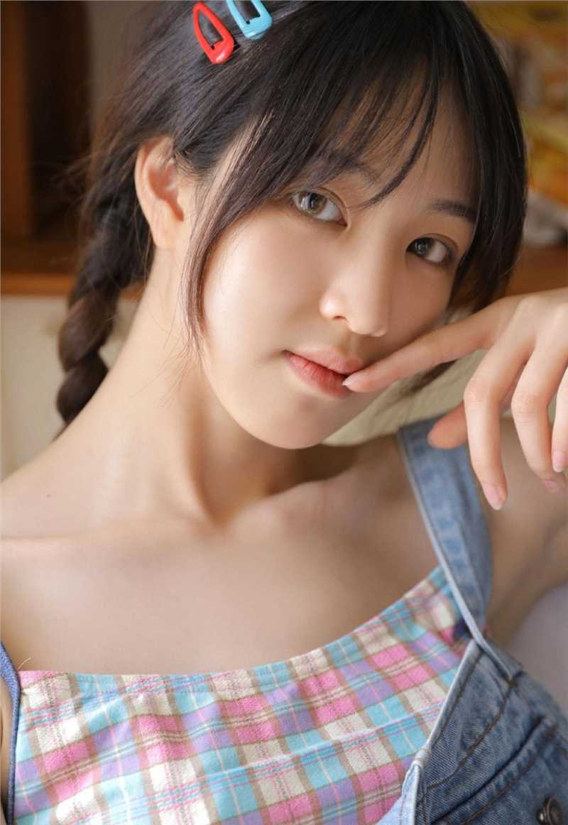 最新乖巧吊带蕾丝美女室内大胆私房壁纸