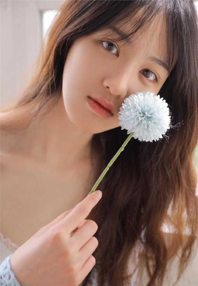 最新乖巧吊带蕾丝美女室内大胆私房壁纸