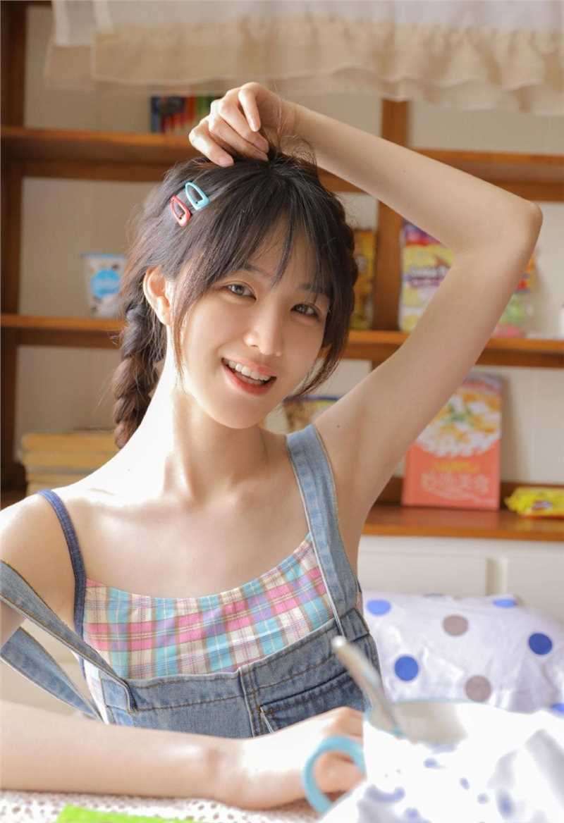 最新乖巧吊带蕾丝美女室内大胆私房壁纸