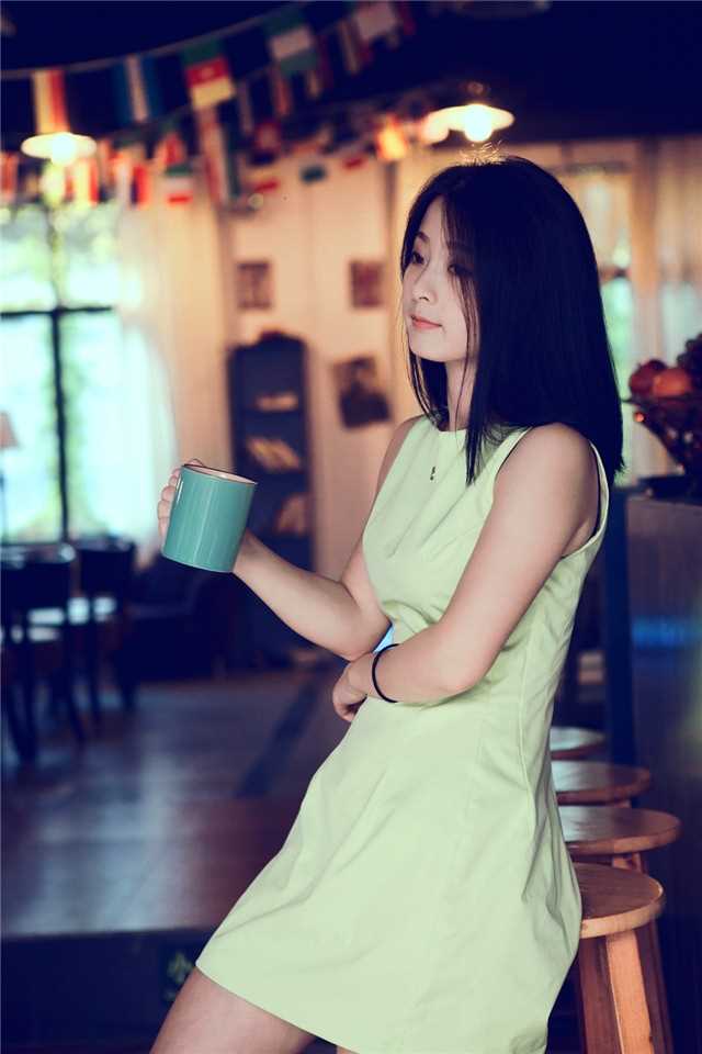 清纯极品大胸mm紧身裙大长腿诱人户外套图