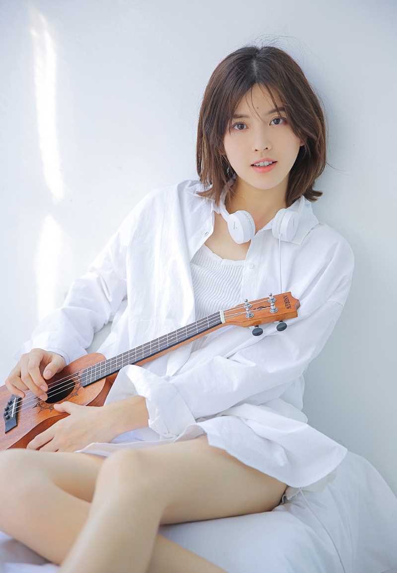 清纯MM白皙大长腿气质性感白衬衫撩人私拍照