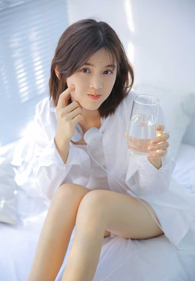 清纯MM白皙大长腿气质性感白衬衫撩人私拍照