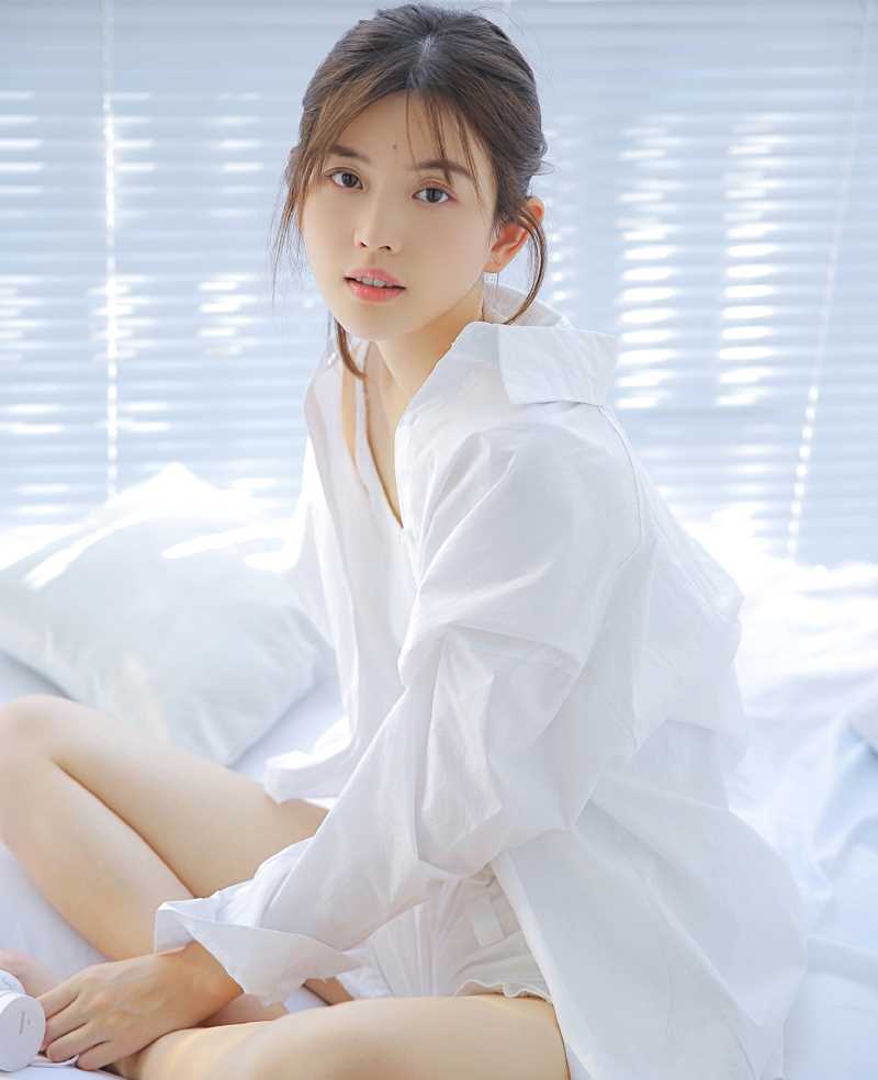 清纯MM白皙大长腿气质性感白衬衫撩人私拍照