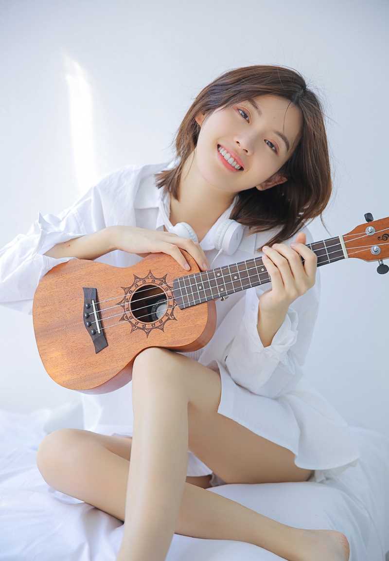 清纯MM白皙大长腿气质性感白衬衫撩人私拍照