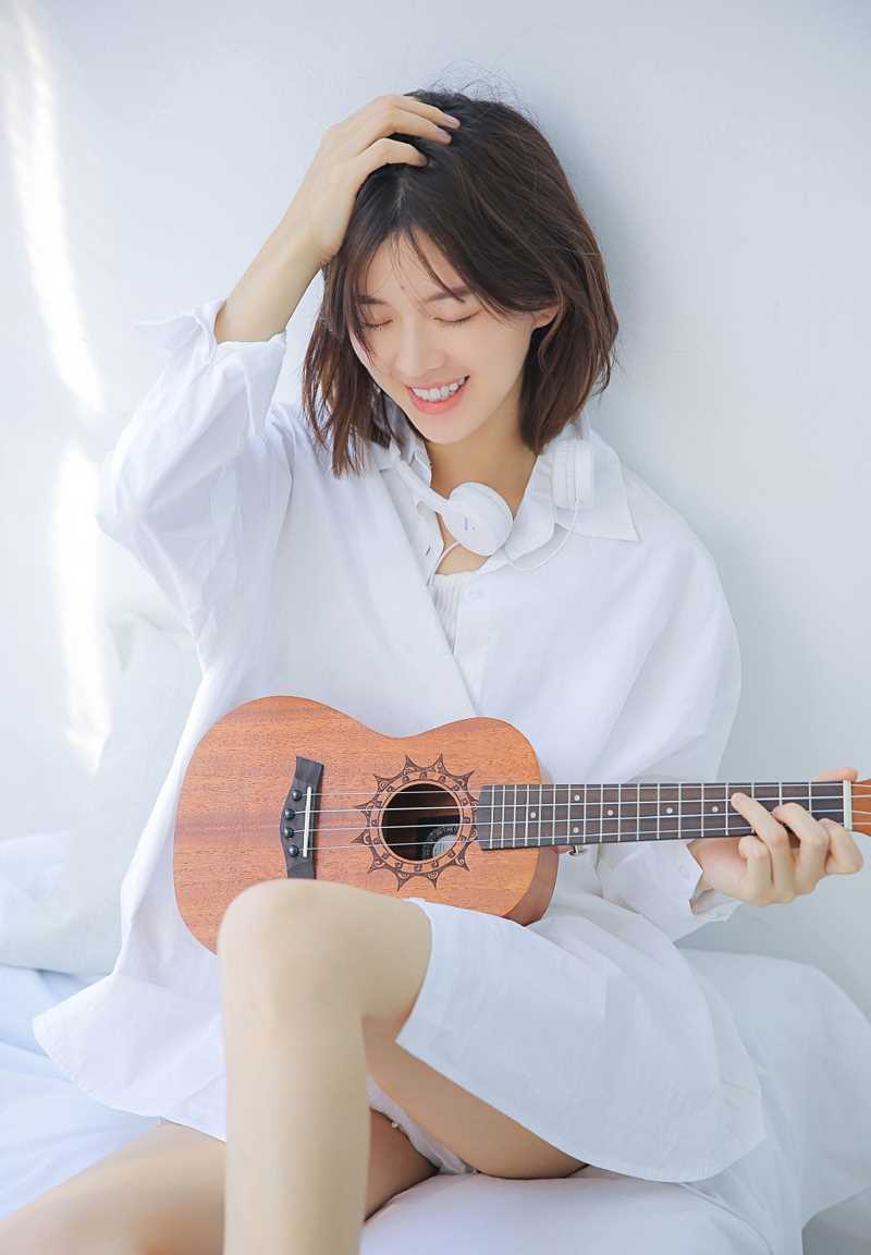 清纯MM白皙大长腿气质性感白衬衫撩人私拍照