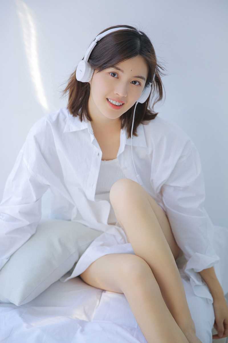 清纯MM白皙大长腿气质性感白衬衫撩人私拍照