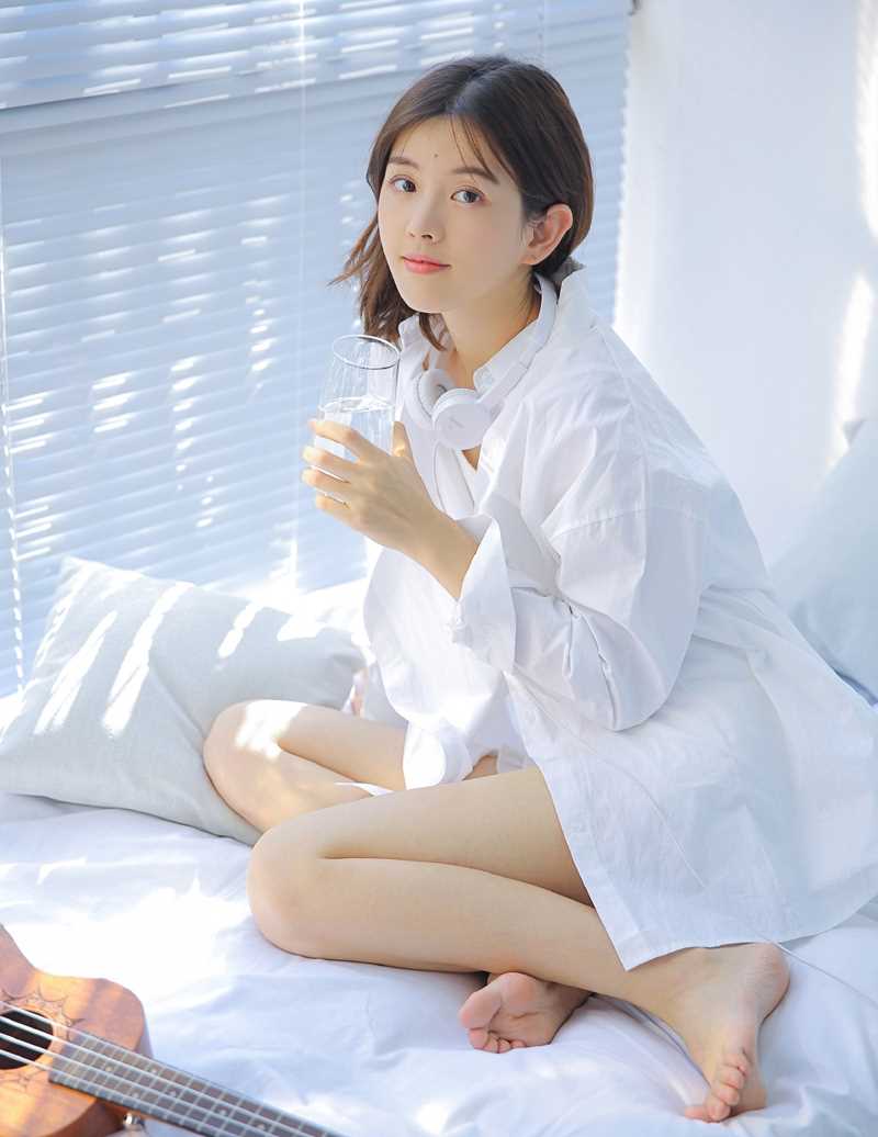 清纯MM白皙大长腿气质性感白衬衫撩人私拍照