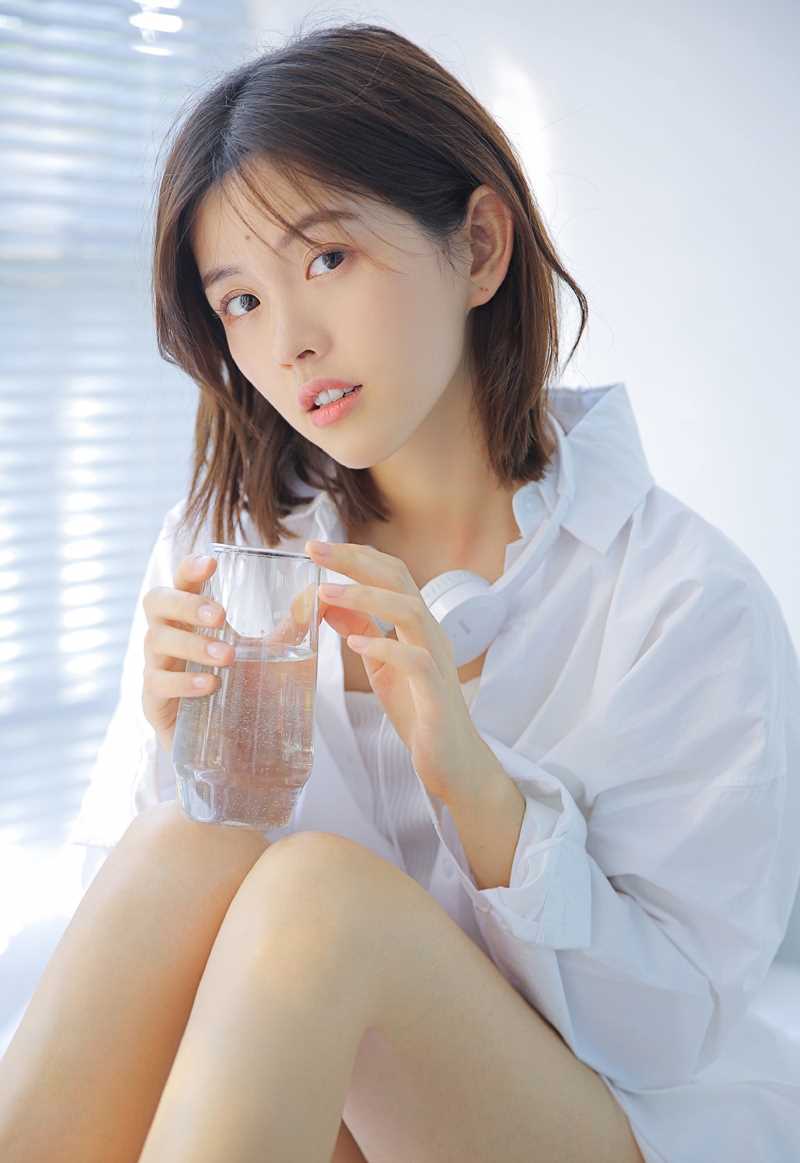 清纯MM白皙大长腿气质性感白衬衫撩人私拍照