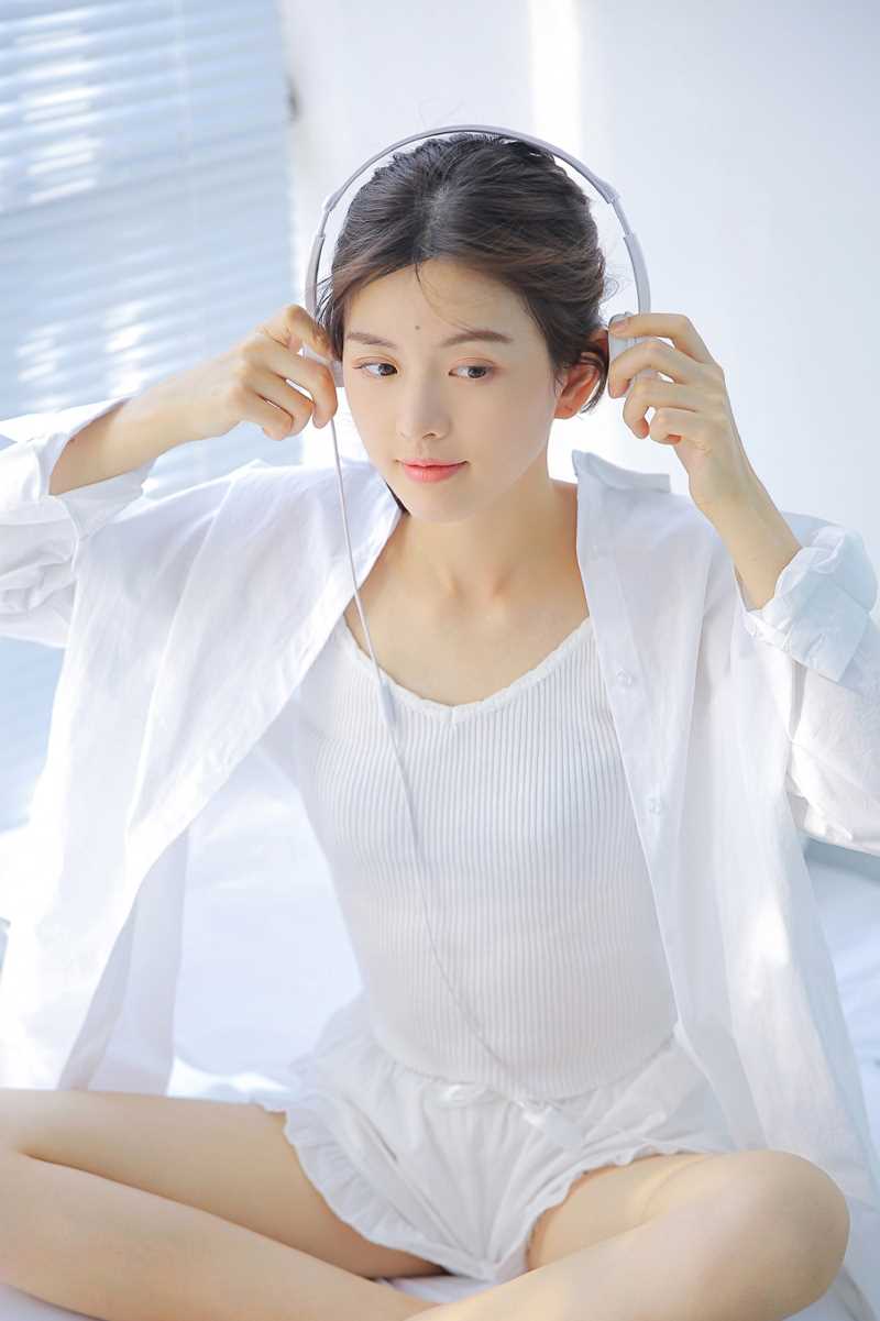 清纯MM白皙大长腿气质性感白衬衫撩人私拍照