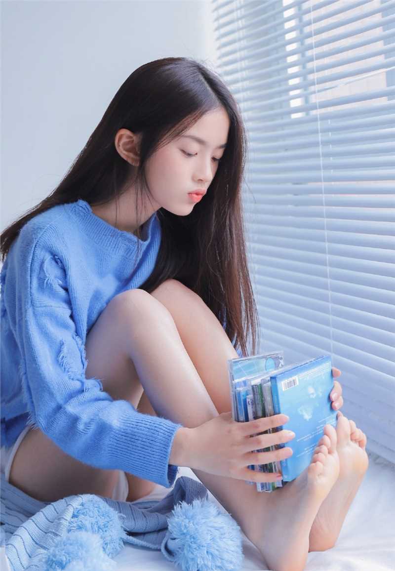 高清清纯腿模校花女神室内个人私房图集