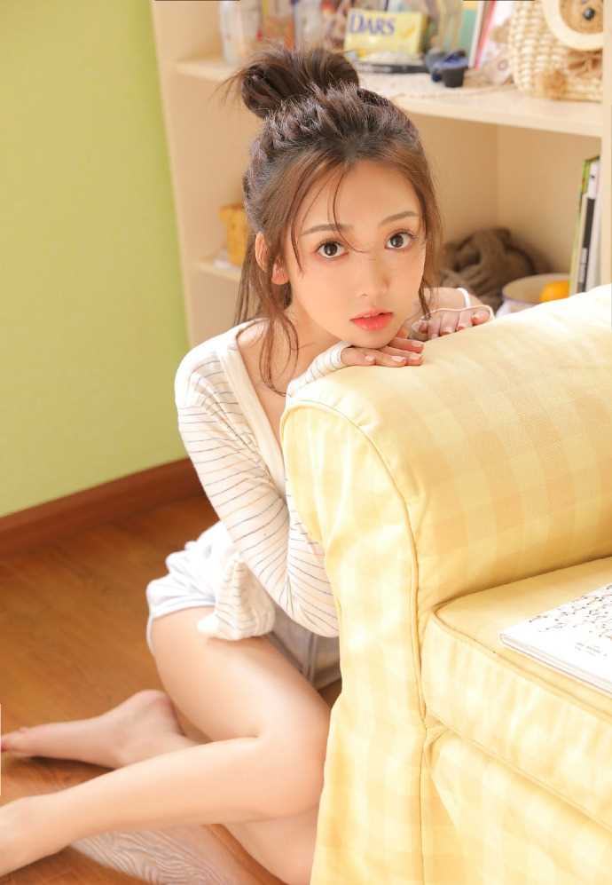 超短裤美女中学生白皙大长腿性感甜美图片