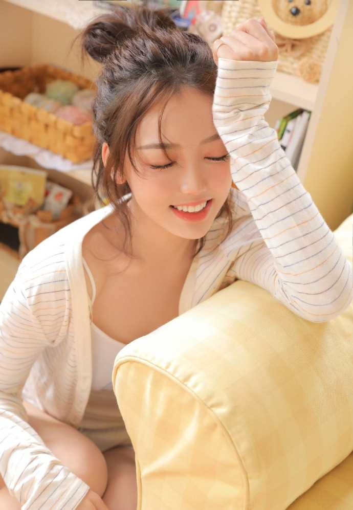 超短裤美女中学生白皙大长腿性感甜美图片