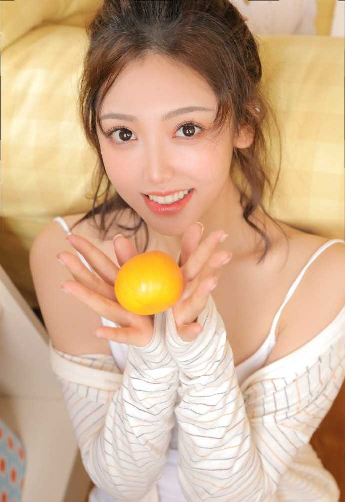 超短裤美女中学生白皙大长腿性感甜美图片