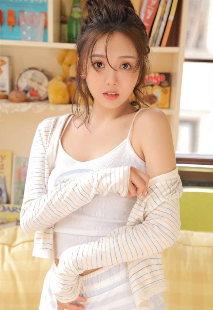 超短裤美女中学生白皙大长腿性感甜美图片