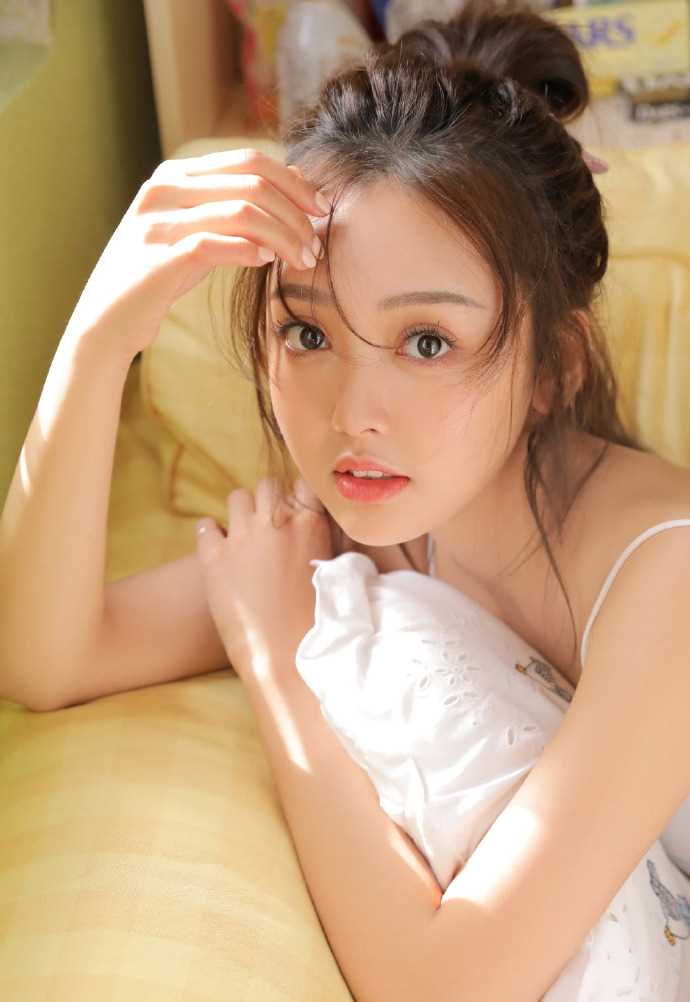 超短裤美女中学生白皙大长腿性感甜美图片