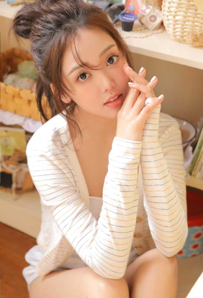 超短裤美女中学生白皙大长腿性感甜美图片