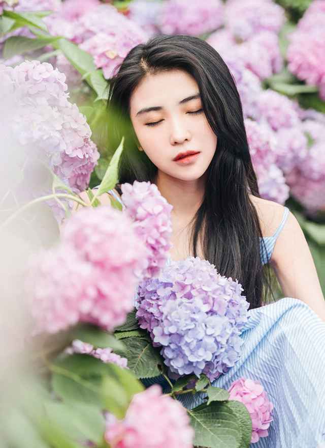 最新足球宝贝丰盈女人亚洲国模人体壁纸