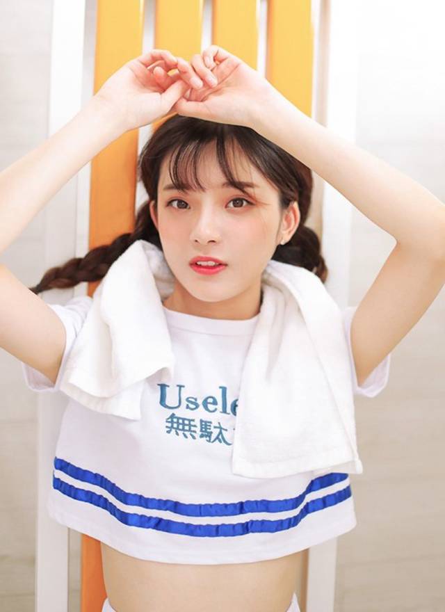 优质足球宝贝曼苏拉撅臀红艳情趣内衣妖娆丰腴诱惑相册