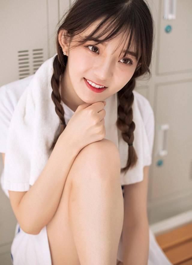 优质足球宝贝曼苏拉撅臀红艳情趣内衣妖娆丰腴诱惑相册