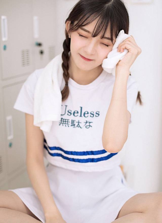 优质足球宝贝曼苏拉撅臀红艳情趣内衣妖娆丰腴诱惑相册