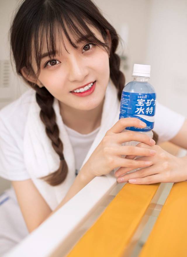 优质足球宝贝曼苏拉撅臀红艳情趣内衣妖娆丰腴诱惑相册