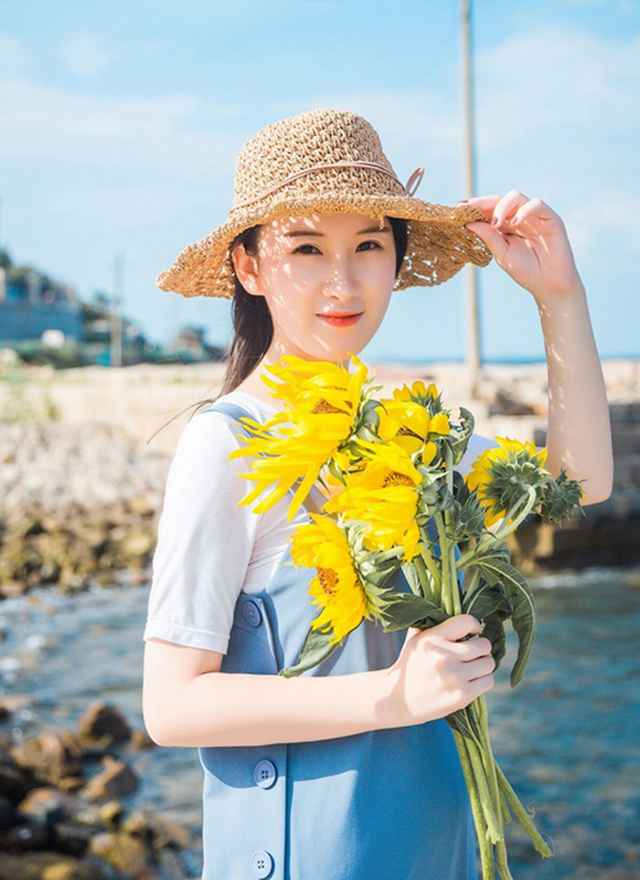 优质足球宝贝曼苏拉撅臀红艳情趣内衣妖娆丰腴诱惑相册