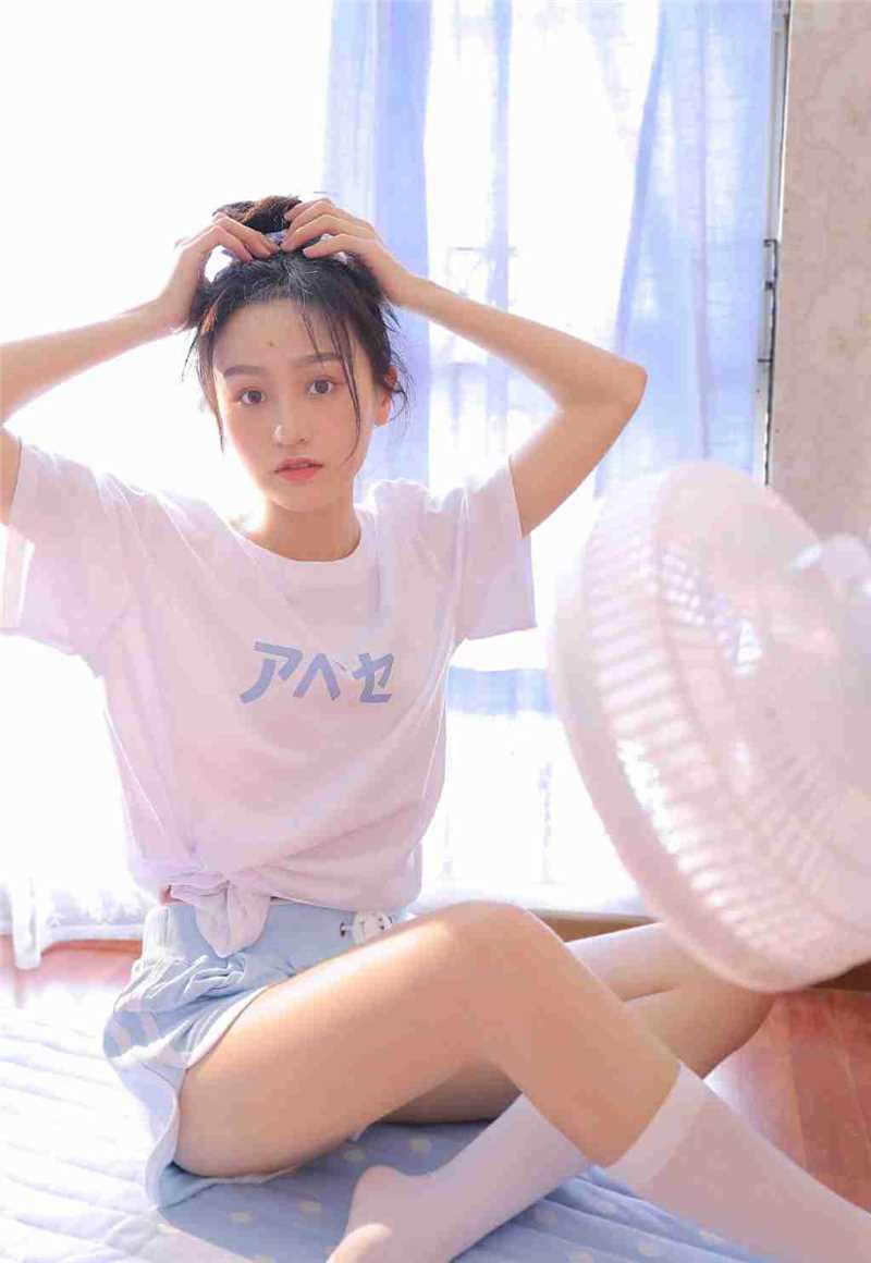 最新篮球宝贝花臂小浪妹性感真空翘臀图片壁纸