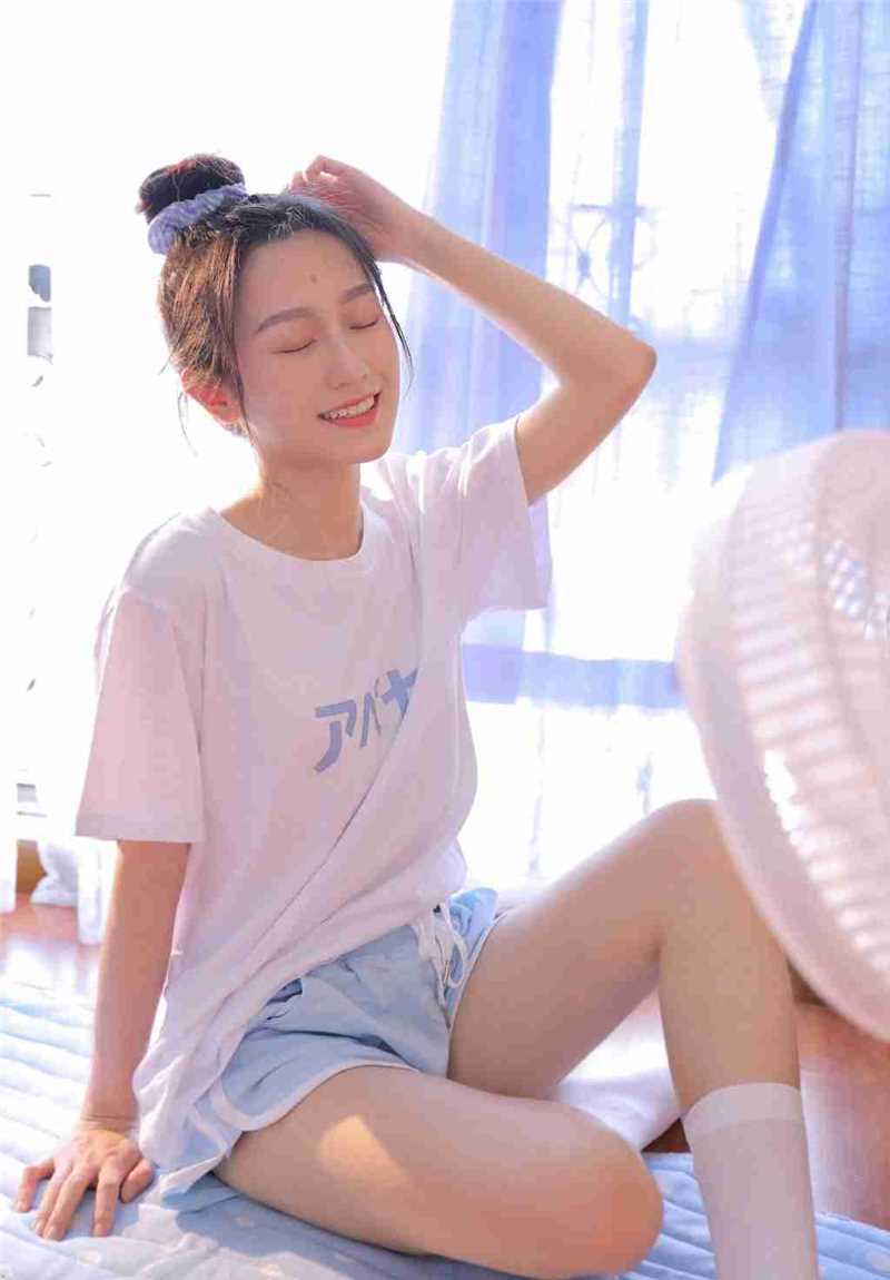 最新篮球宝贝花臂小浪妹性感真空翘臀图片壁纸