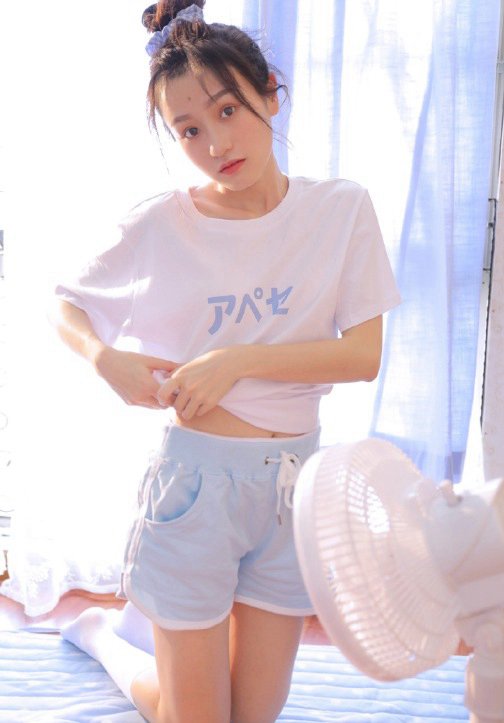 最新篮球宝贝花臂小浪妹性感真空翘臀图片壁纸