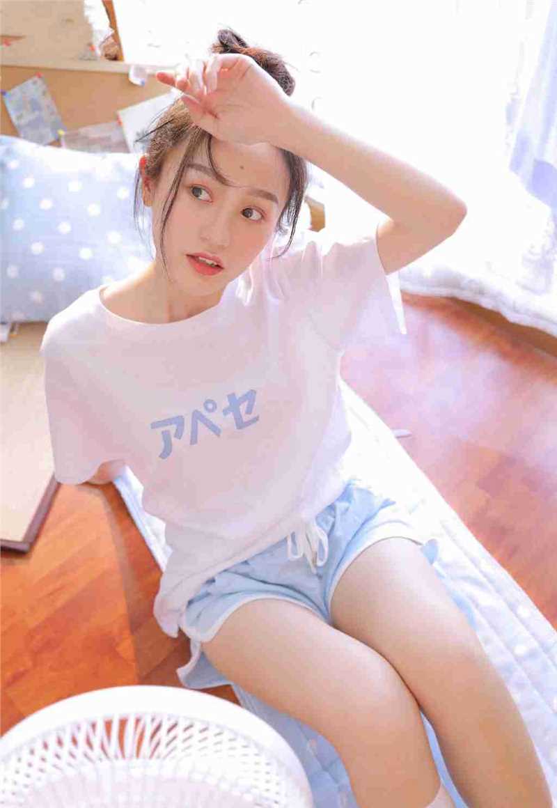 最新篮球宝贝花臂小浪妹性感真空翘臀图片壁纸