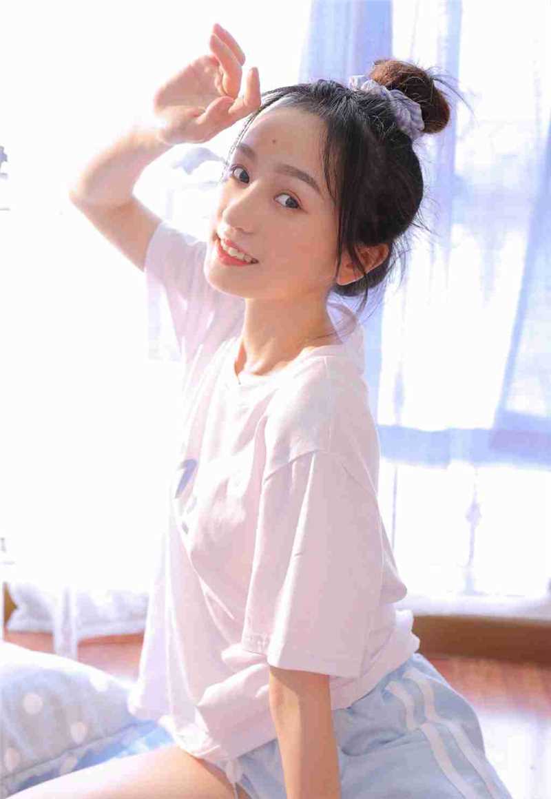 最新篮球宝贝花臂小浪妹性感真空翘臀图片壁纸