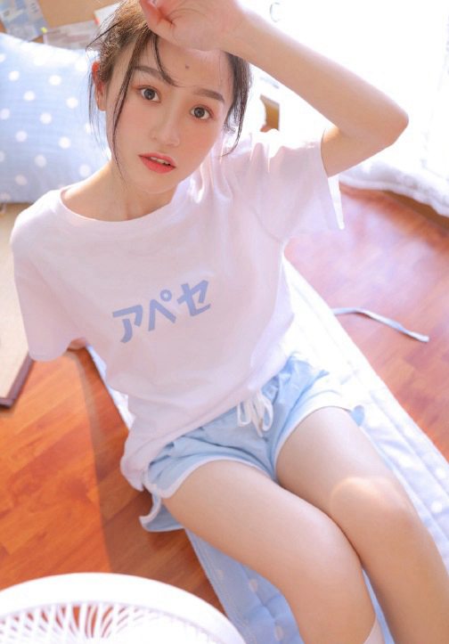 最新篮球宝贝花臂小浪妹性感真空翘臀图片壁纸