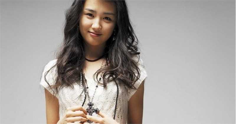 高清韩国美女演员朴河宣挂脖露背礼服性感图集