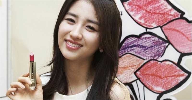 高清韩国美女演员朴河宣挂脖露背礼服性感图集