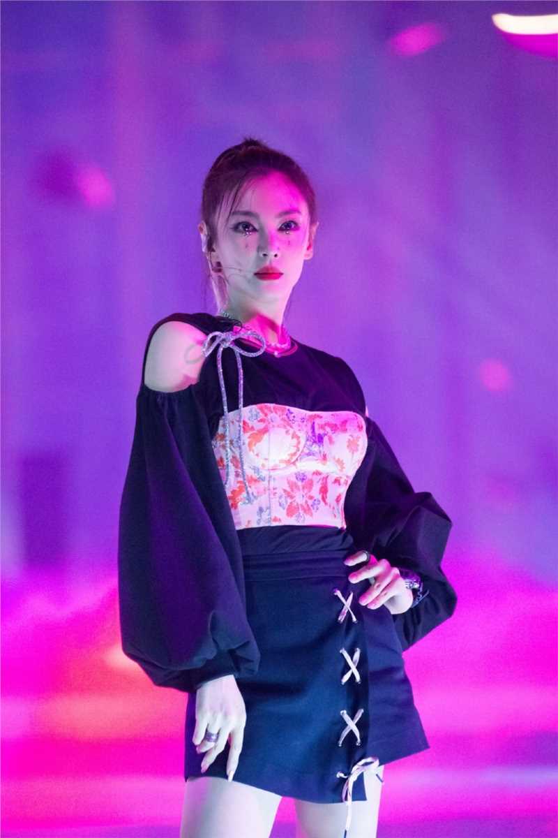 乘风破浪的姐姐张雨绮优雅性感造型舞台照