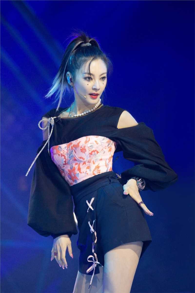 乘风破浪的姐姐张雨绮优雅性感造型舞台照