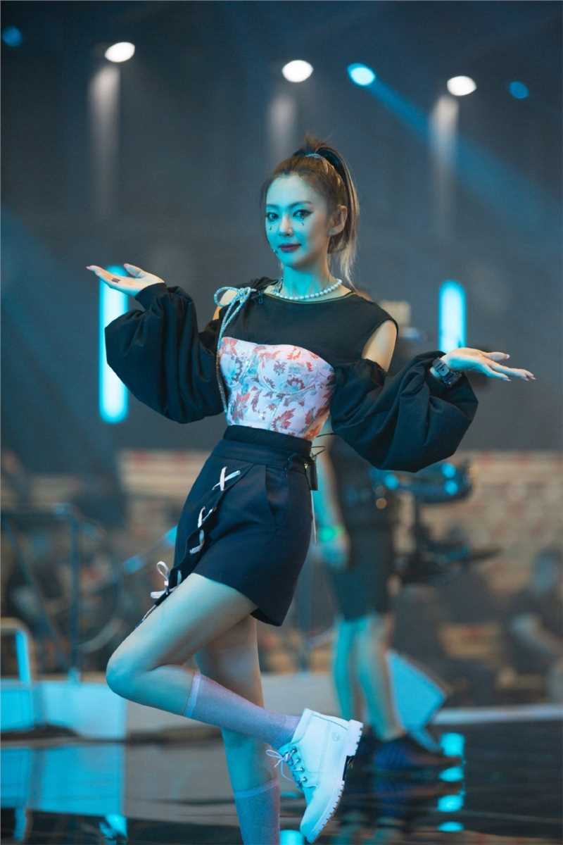 乘风破浪的姐姐张雨绮优雅性感造型舞台照