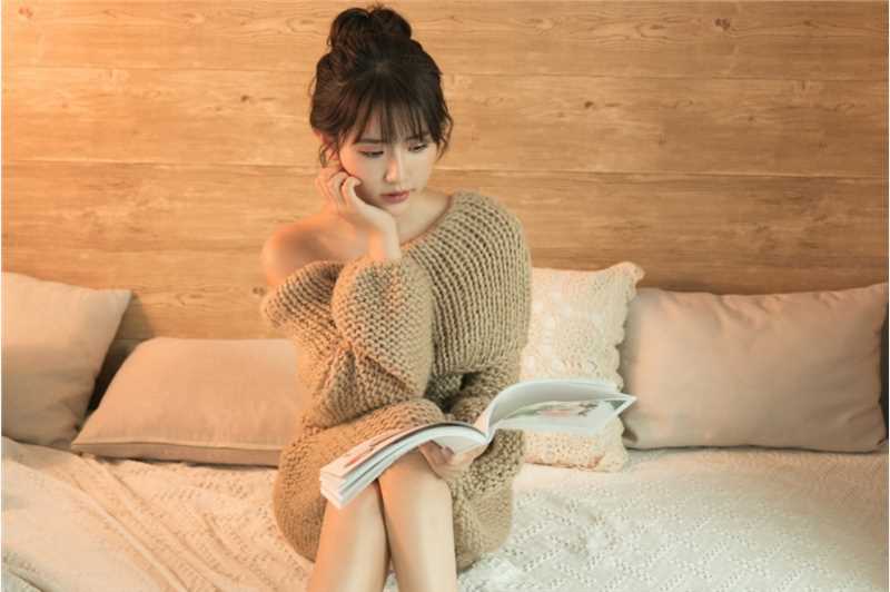 精选性感女神镂空针织衫裸身香肩诱惑私房照图册