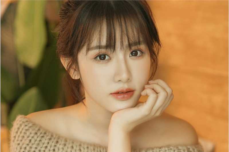 精选性感女神镂空针织衫裸身香肩诱惑私房照图册