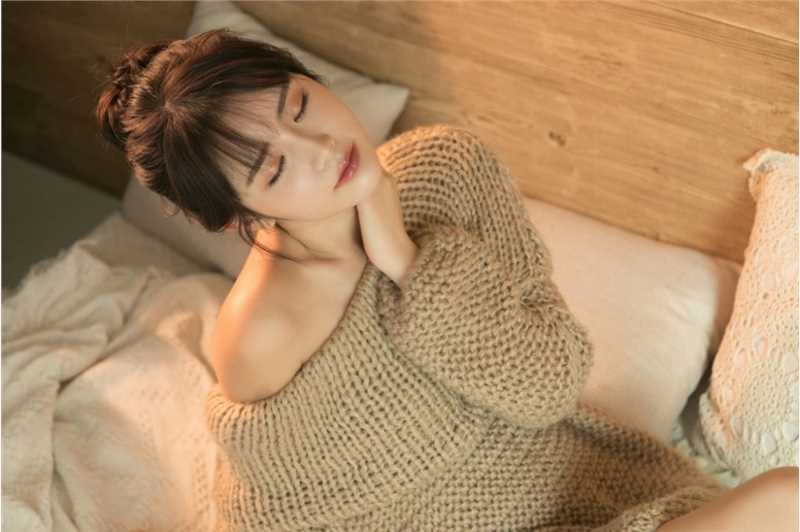 精选性感女神镂空针织衫裸身香肩诱惑私房照图册