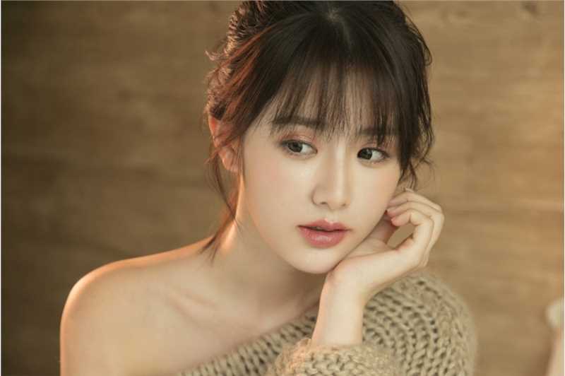 精选性感女神镂空针织衫裸身香肩诱惑私房照图册