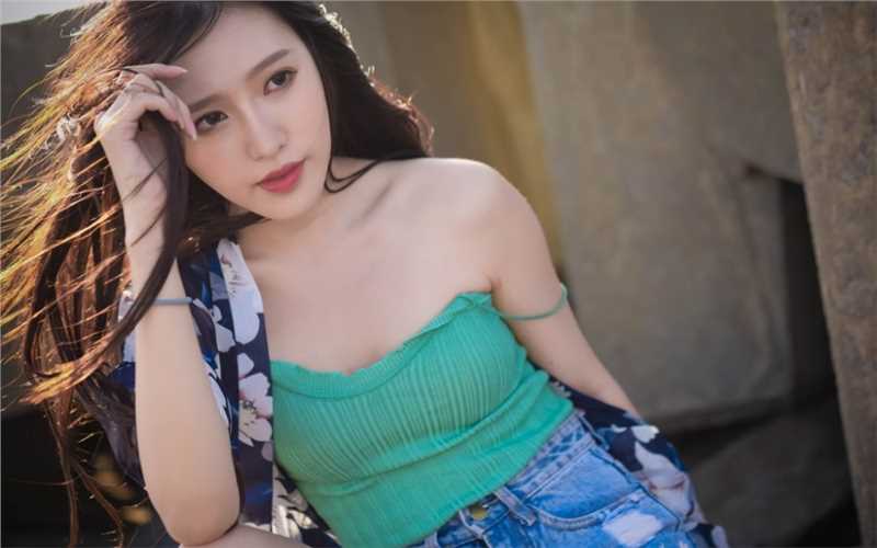 性感海边吊带热裤女孩酥胸诱惑套图